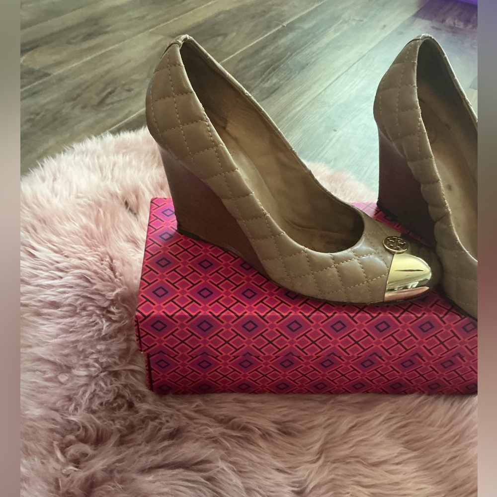 Tory Burch Women's wedge in Tan and Gold 8.5 well loved fair condition